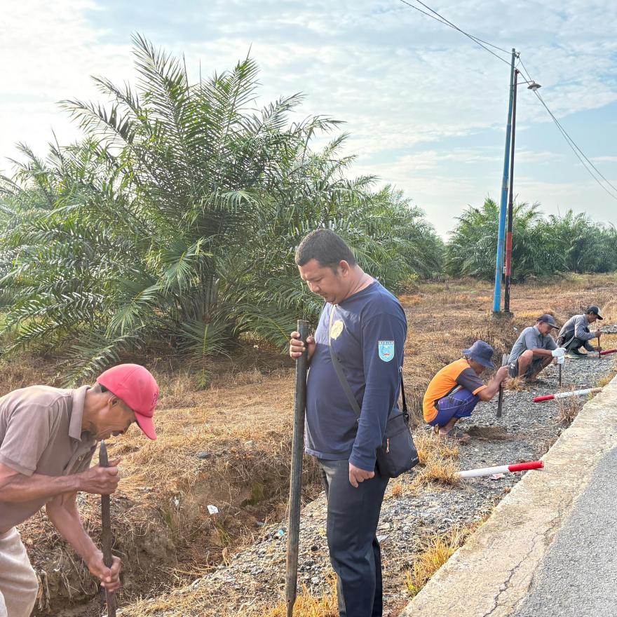 Sambut HUT RI ke-81, Warga Desa Tanah Abang Laksanakan Padat Karya Tunai Desa (PKTD) Percantik Lingk